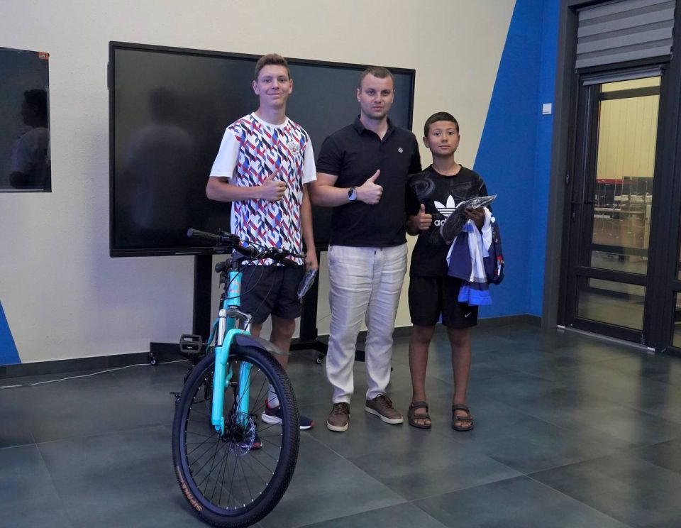 Константин Зайцев: И.о. Министра спорта и туризма ЗО вручил призы ребятам, которые приняли участие в конкурсе