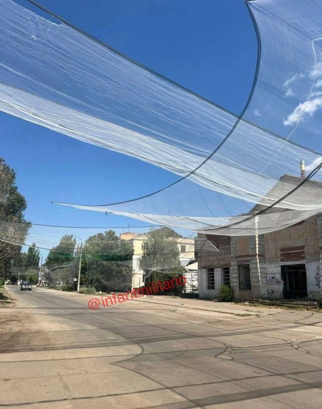 В городе Орехов в подконтрольной Киеву части Запорожской области прямо над улицами установили антидронные сетки