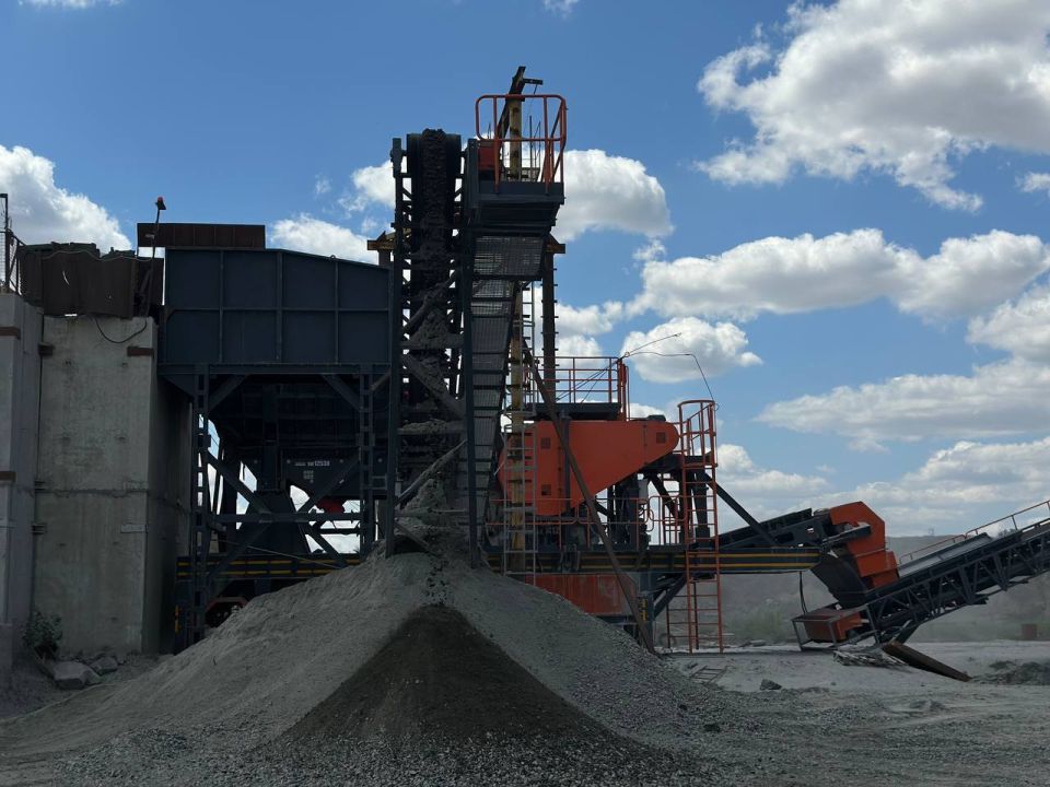 Замминистра посетил Токмакский гранитный карьер с коллегами из Минпромторга и Минстроя