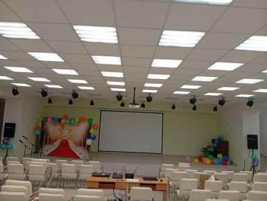 В актовом зале приморской школы №3 установили проектор и экран
