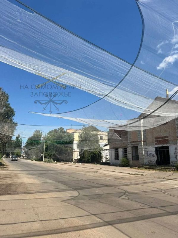 В Орехове Запорожской области на улицах натягивают антидроновые сети