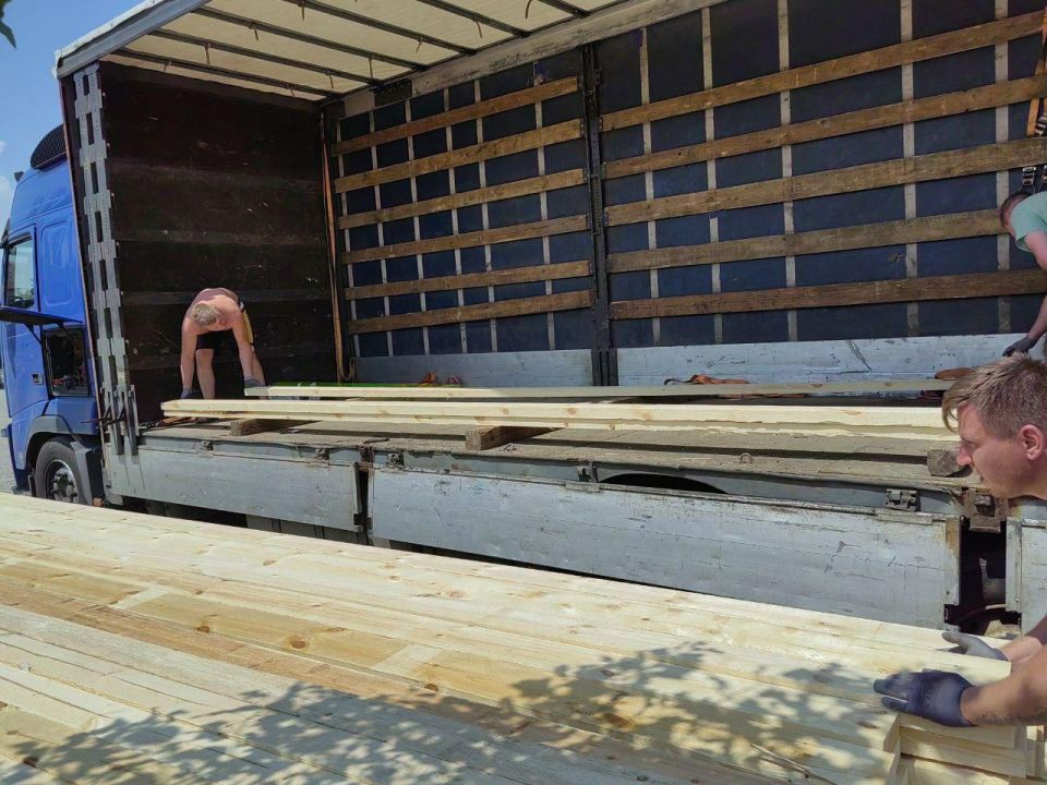 В Васильевку доставили очередную партию пиломатериалов из Карелии
