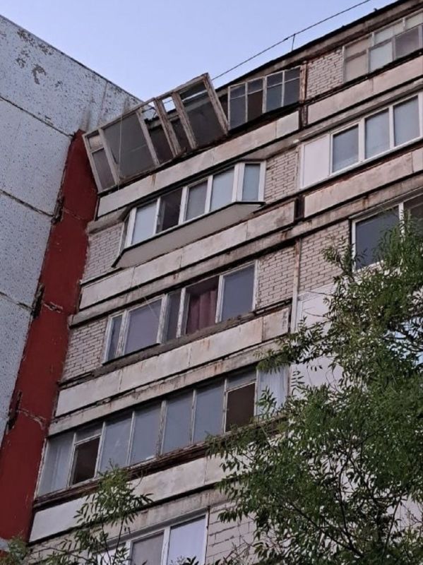 Вчера вечером на девятом этаже дома по адресу Лесная, 7 от сильного ветра вывалилась оконная рама и повисла на телевизионном кабеле, представляя реальную опасность пешеходам