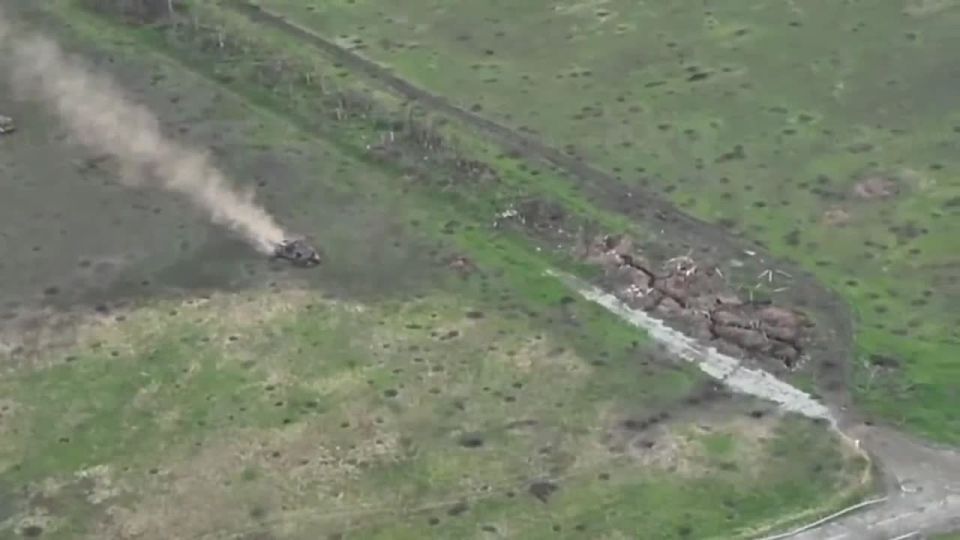 Мощные кадры: наши бойцы на подбитой БМП доехали до позиции, отстрелялись и на горящей машине вернулись обратно!