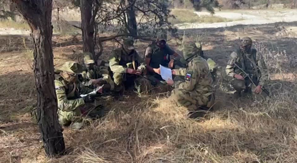 Васильевские коммунисты во главе с первым секретарём Анной Валерьевной Грибачёвой доставили гуманитарный груз на передовую для бойцов 810-й бригады