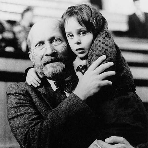 "He все люди мерзавцы!" — сказал нацистам человек, вошедший в газовую камеру вместе с детьми