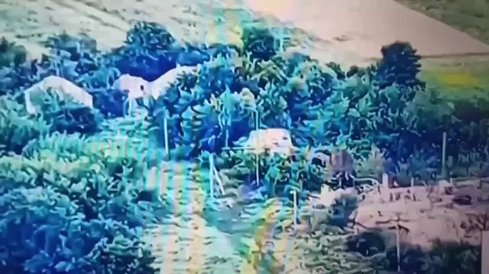 Кадры прилета трех ФАБ с УМПК* по позициям боевиков ВСУ в зоне СВО