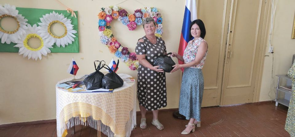 Поддержка продолжается. Председатель Мелитопольского окружного совета Наталья Саломасова передала жителям сёл Спасское, Возрождение и Троицкое очередную партию гуманитарной помощи