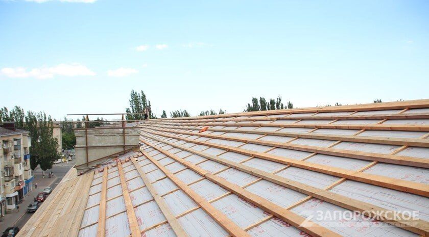 Капитальный ремонт крыш двух многоквартирных домов в Мелитополе завершили на 95%