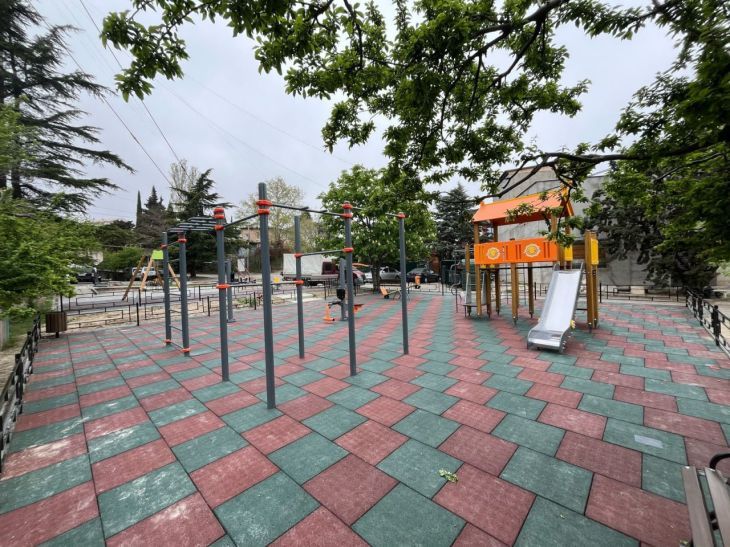 В Алуште благоустроили три детские площадки