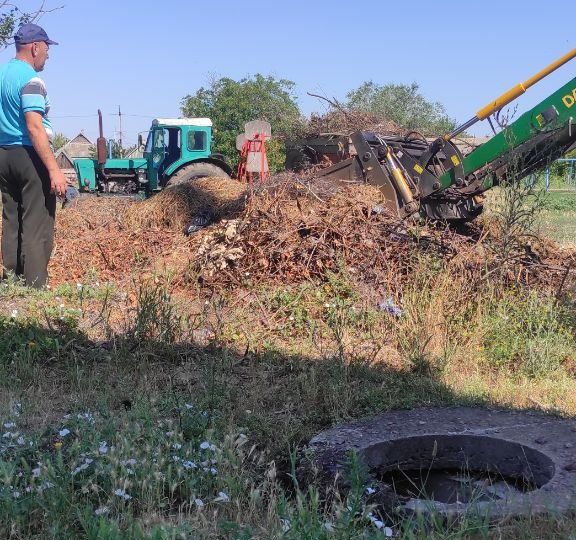 Сотрудники МУП КП «Контакт» постоянно проводят работы по благоустройству Молочанска