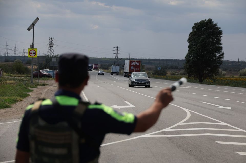 Сотрудники Госавтоинспекции Запорожской области совместно с инспекторами 219 военной автомобильной инспекции провели профилактическое мероприятие на федеральной трассе Р-280 "Новороссия"