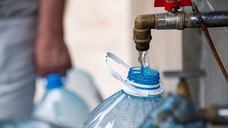 Жители улицы Морозова могут набрать бесплатно воду в магазине «Тандем»