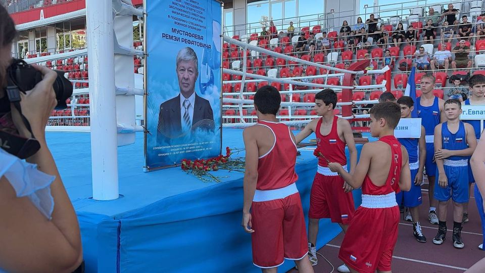 В Ялте в знак поддержки СВО проходит боксёрский турнир, посвящённый мастеру спорта СССР