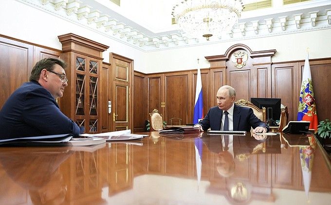 В Кремле состоялась рабочая встреча Президента с Министром юстиции Константином Чуйченко. Доклад главы Минюста касался итогов прошедшего в Санкт-Петербурге XIII Международного юридического форума. Затрагивались также вопросы развития адвокатуры и про