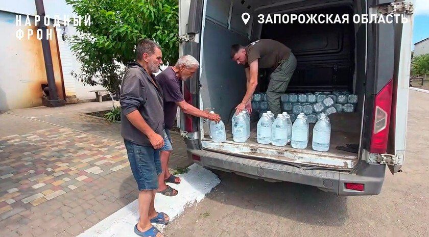 Волонтеры привезли питьевую воду в приют для бездомных в Бердянске