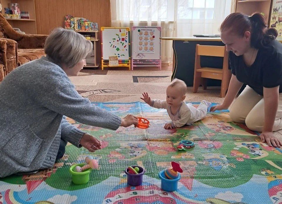 В Бердянске психолог обучила молодых мам развивающим играм с детьми