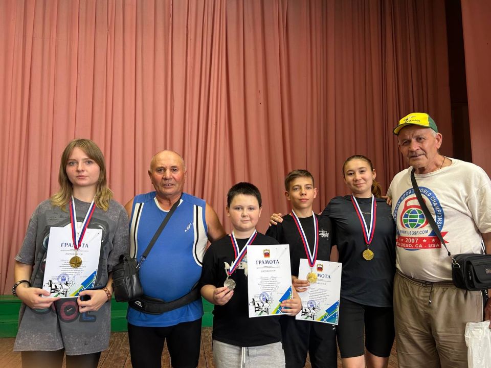 Сила духа: в Фруктовом прошел турнир по пауэрлифтингу, посвященный Дню Крещения Руси