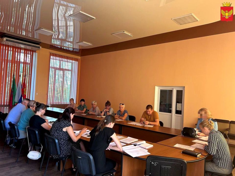 В среду, 23 июля, в малом зале администрации Приморского муниципального округа состоялось очередное заседание комиссии по делам несовершеннолетних и защите их прав