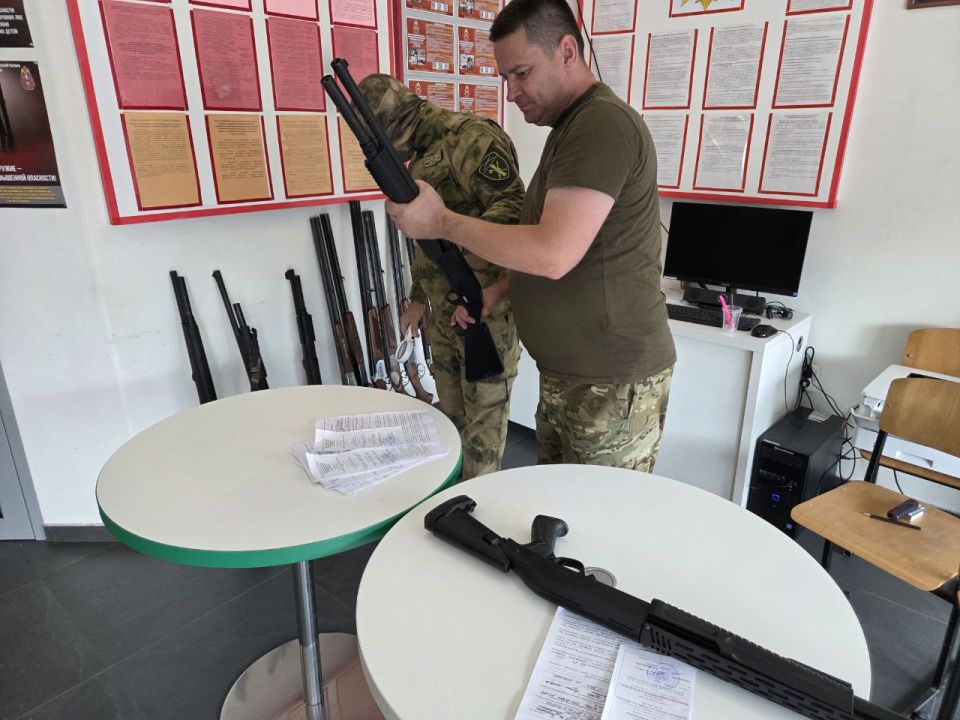 Жители Запорожской области помогают фронту – передают охотничье оружие нашим бойцам!