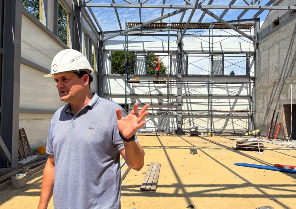 Тверская компания завершает контур спортзала в гимназии №19