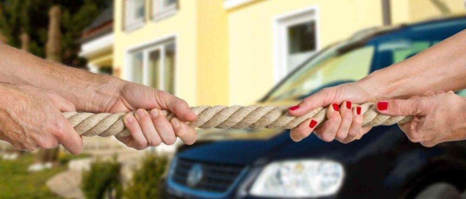 Суд оставил автомобиль в собственности бывшего супруга, взыскав с него в пользу экс-жены денежную компенсацию