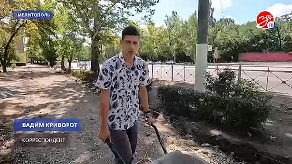 В Мелитополе укладывают тротуарную плитку на улице Кирова