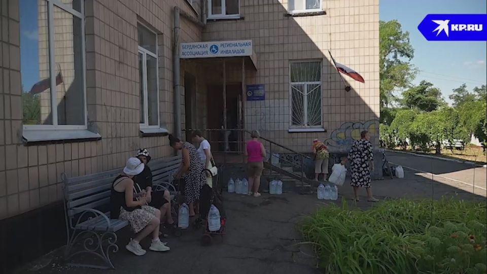 Инвалидам Бердянска доставили 3,8 тонн питьевой воды