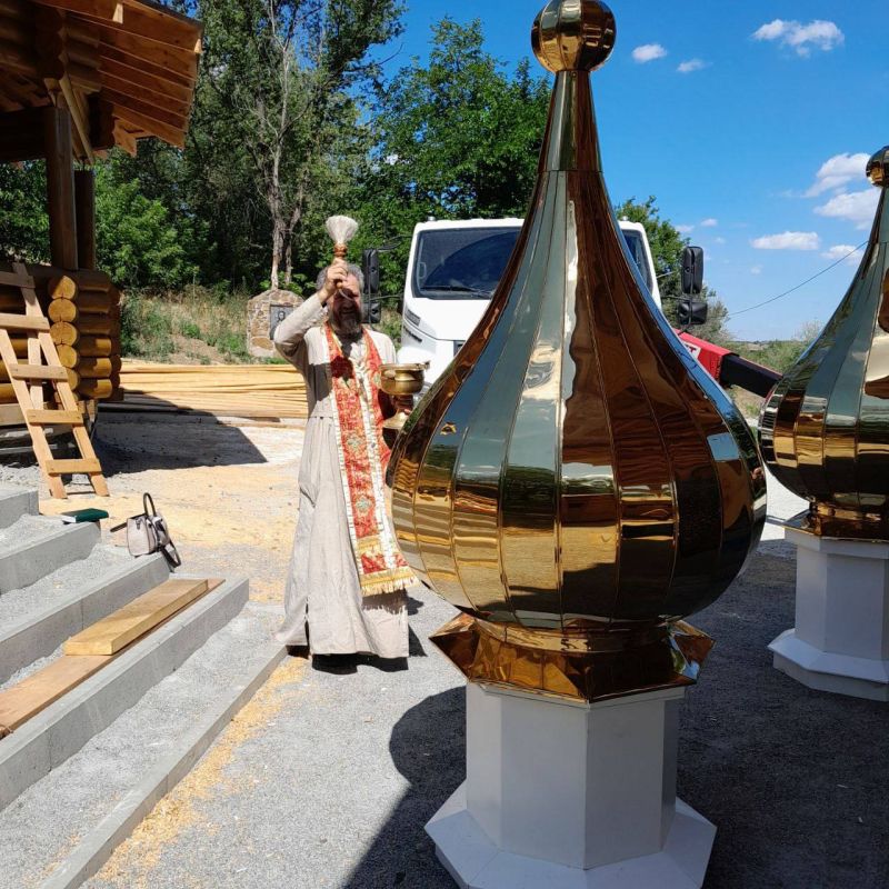 Сегодня в парке «Целебные источники» произошло важное событие: установили и освятили купола!