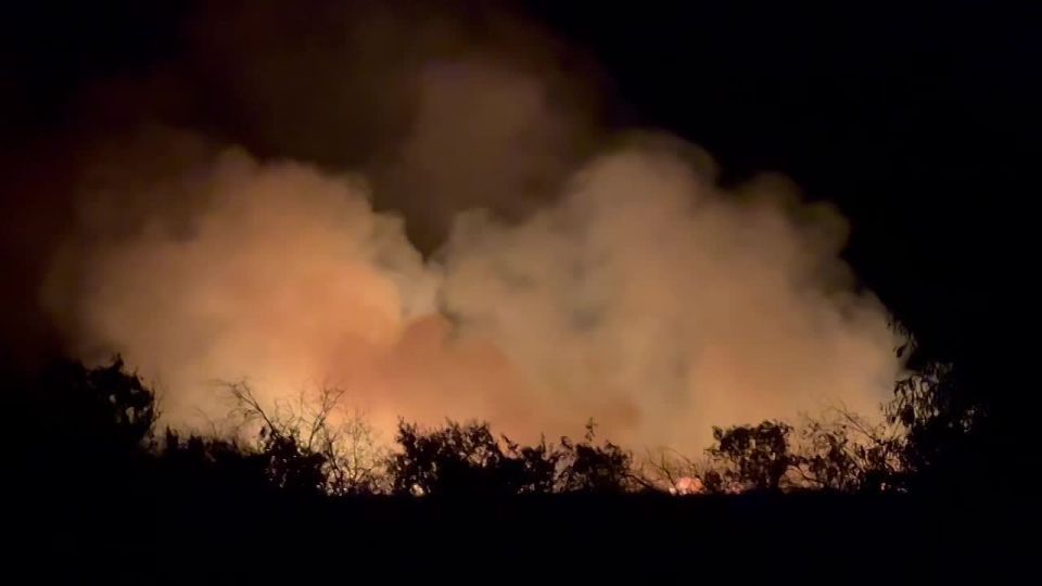 Кадры пожара, вызванного падением сбитого беспилотника, которым киевские боевики атаковали Геническ