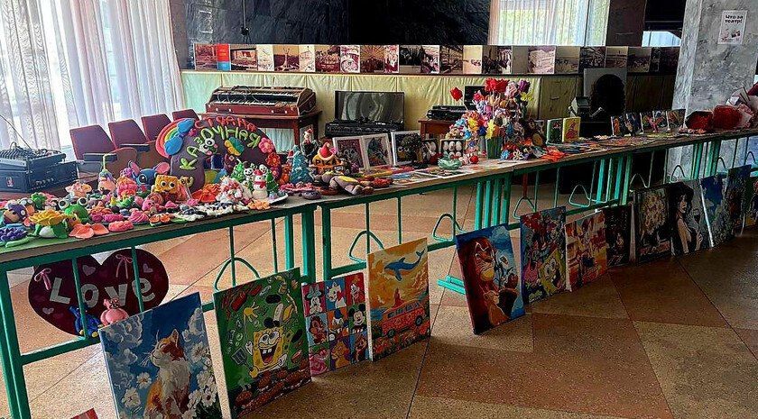 В Новониколаевке открылась выставка творческих работ