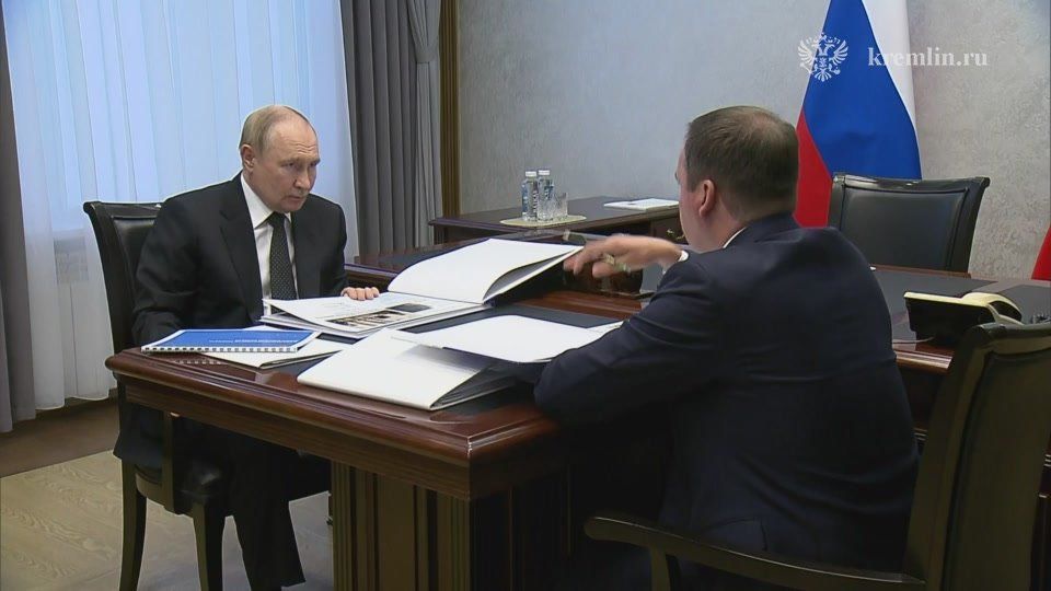 Сегодня Владимир Путин в ходе рабочей поездки в Северодвинск провёл рабочую встречу с губернатором Архангельской области Александром Цыбульским