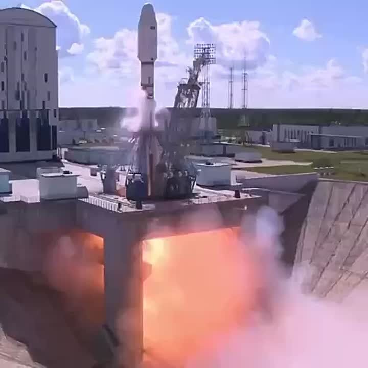 Ракета "Союз-2.1б" со спутниками "Ионосфера-М", а также 18 малыми аппаратами, в том числе одним иранским, стартовала с космодрома "Восточный"