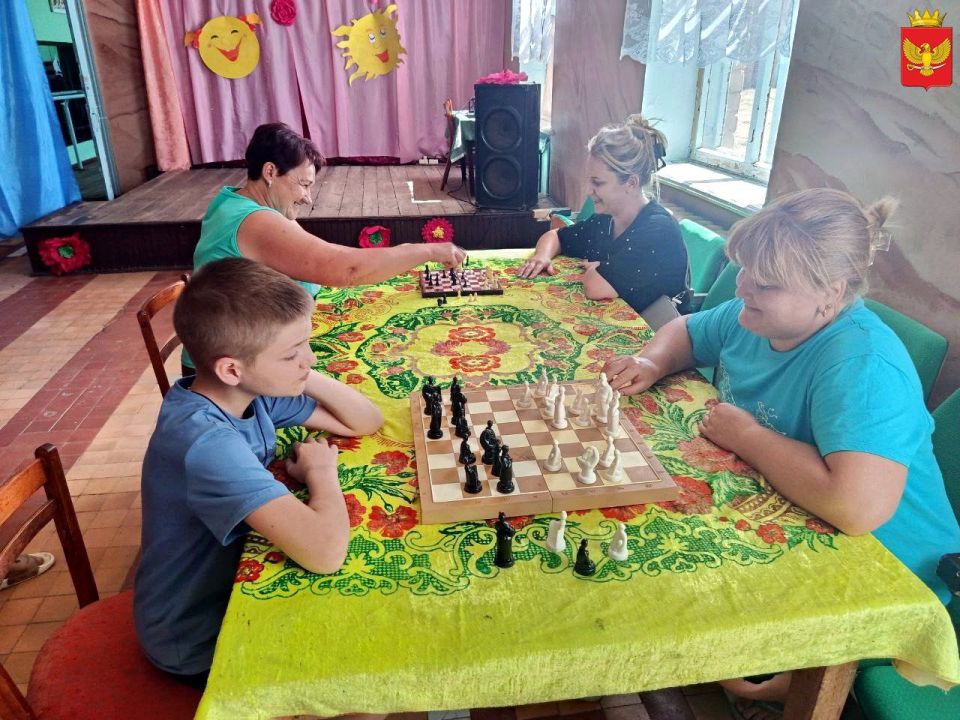 Сотрудники Лозоватского сельского клуба в дни школьных каникул организовали и провели на базе культурного учреждения увлекательный шахматный турнир