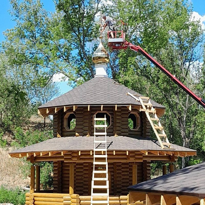 На часовне целебных источниках в селе Терпенье установили купола