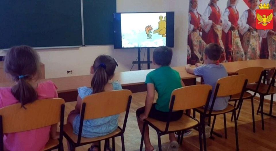 В дни летних каникул сотрудники Инзовского сельского клуба собрали местную детвору и организовали для них показ мультфильмов