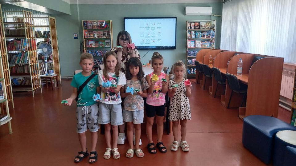 Волшебство из бумаги. В энергодарской Детской библиотеке прошел урок оригами! Под руководством нашего замечательного библиотекаря дети с удовольствием освоили искусство складывания фигурок из бумаги