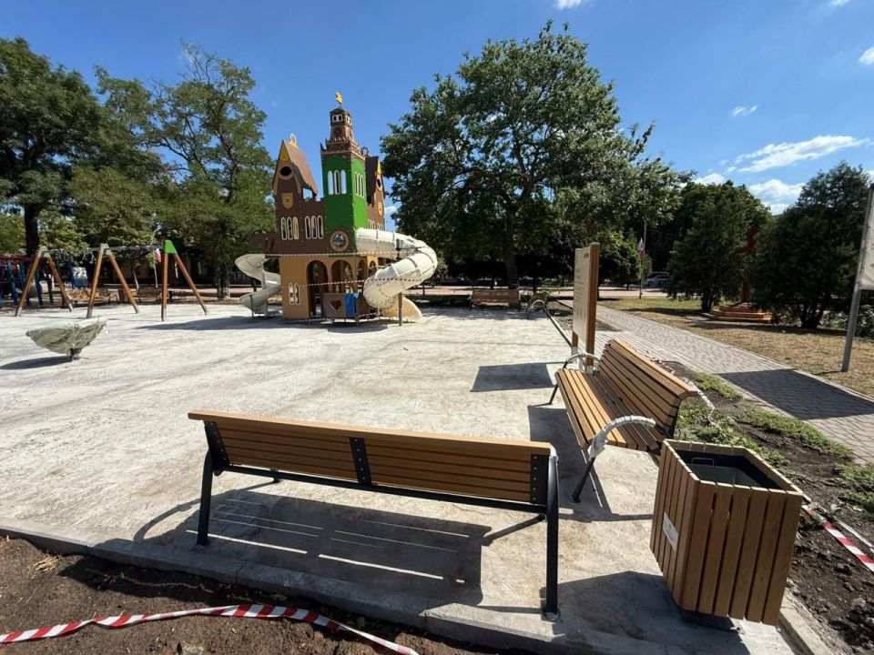 В Центральном сквере Приморска завершается установка новой детской площадки