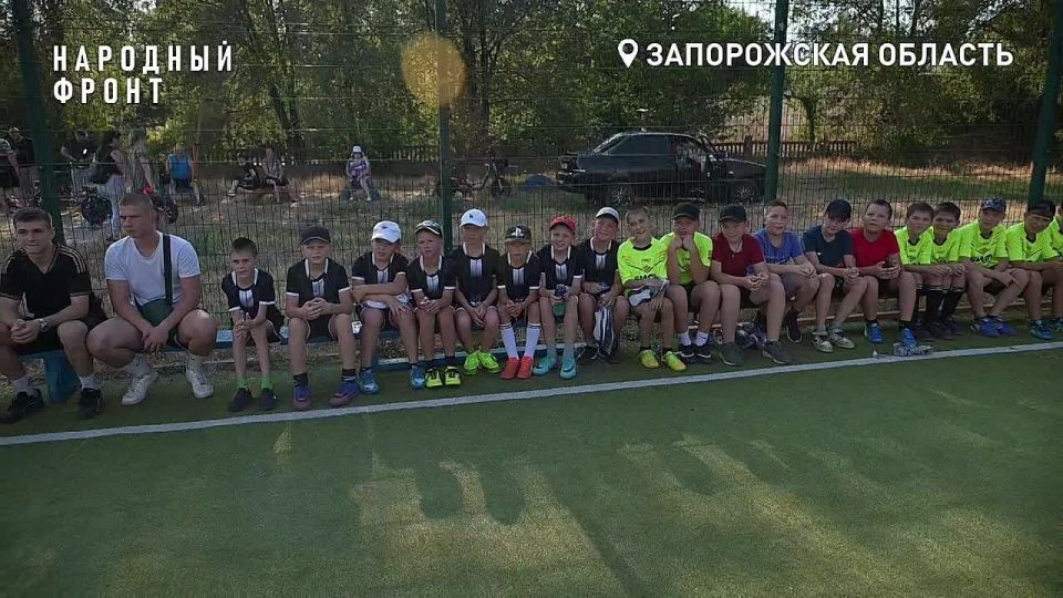 300 пар кроссовок для юных футболистов Михайловки от Народного фронта!