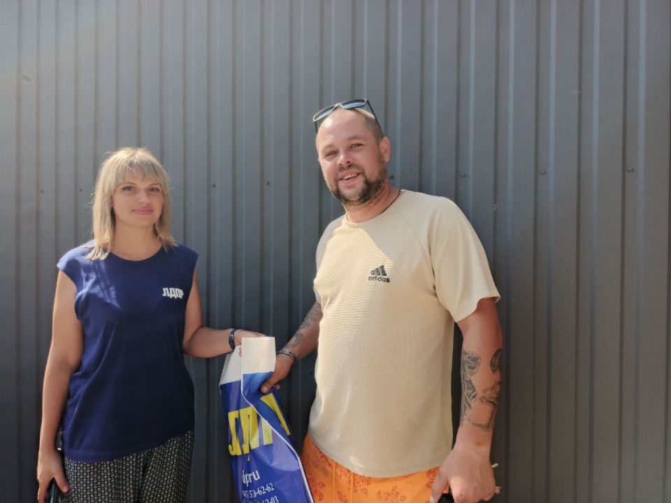 Бердянские работники торговли получили поздравления от ЛДПР в свой профессиональный праздник!