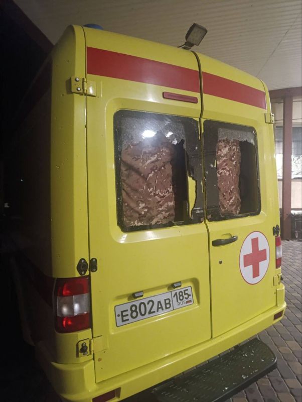 Украинский БПЛА атаковал машину скорой помощи в Запорожской области, пострадали пациент и водитель — у них осколочные ранения, сообщил губернатор