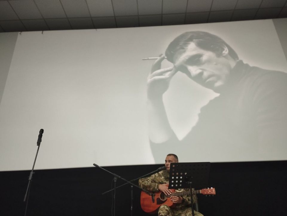 25 июля, в 45-ю годовщину смерти Владимира Высоцкого, поклонники творчества поэта собрались в Мелитополе на вечер памяти