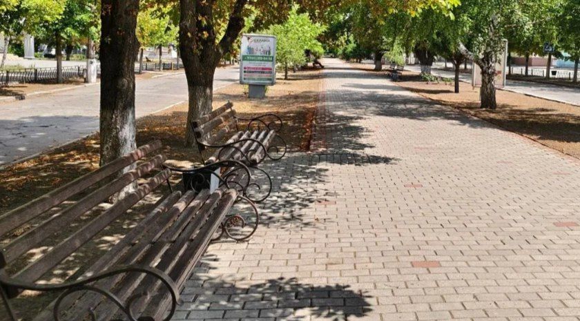 В Пологах отремонтировали и покрасили 27 лавочек на центральной аллее