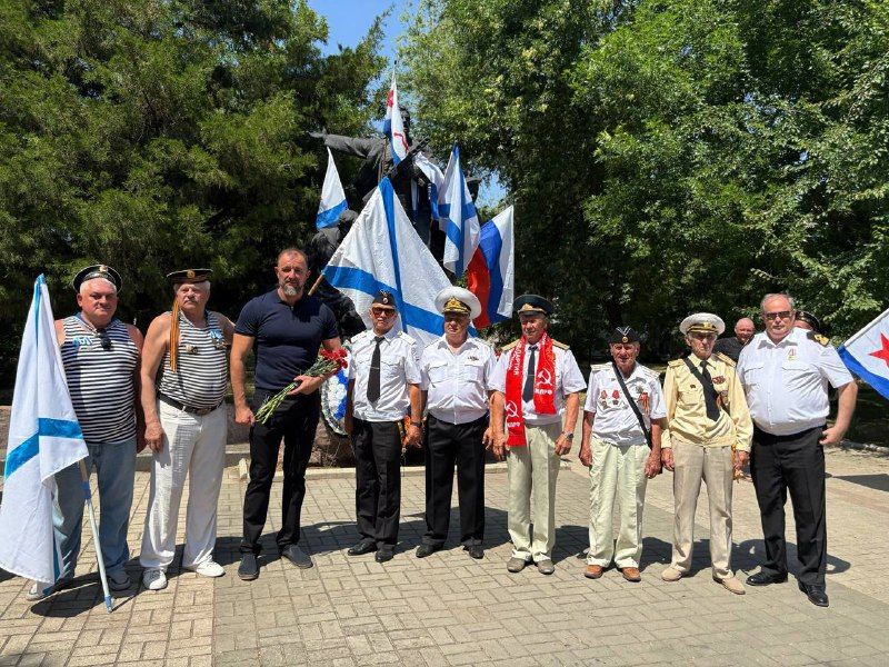 В Бердянске почтили героев моря в День ВМФ России