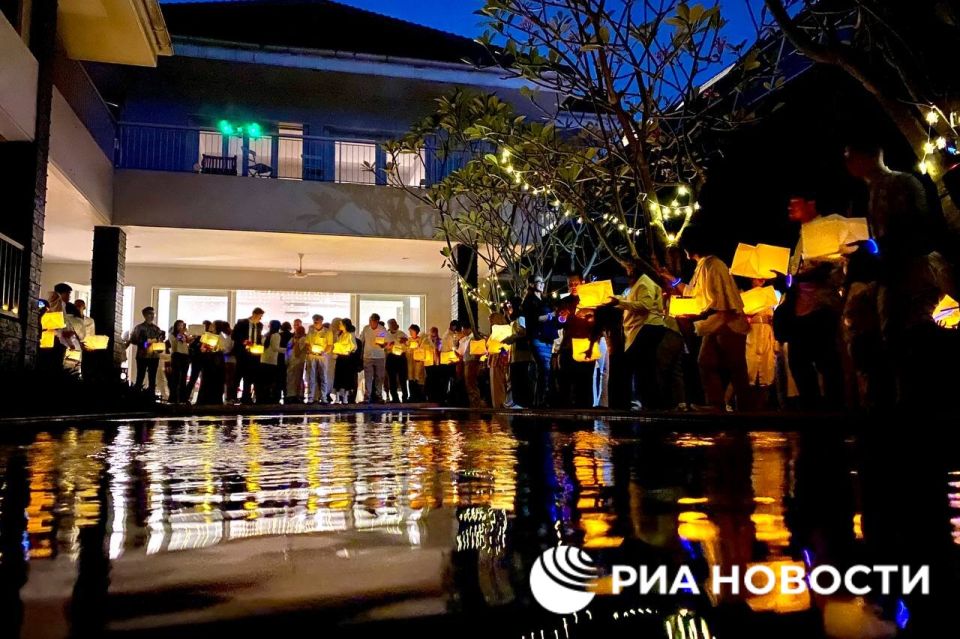 Международная акция в честь героев борьбы за независимость Индонезии, Великой Отечественной войны и СВО прошла в Джакарте, участники мероприятия запустили 100 бумажных фонариков в память о погибших героях, передает...