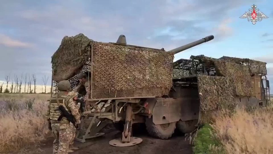 В зоне проведения специальной военной операции впервые замечена новейшая колесная 152-мм самоходная артиллерийская установка "Гиацинт-К"