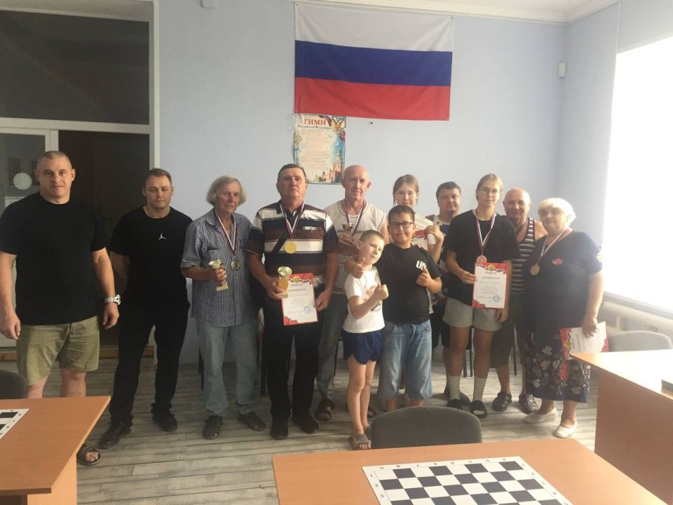 Сильнейшие любители шашек из Акимовки и Мелитополя сразились в открытом муниципальном турнире по русским шашкам, приуроченном ко Дню ВМФ России