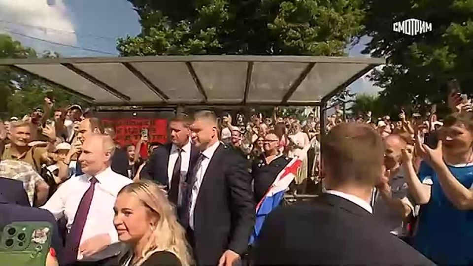 Владимир Путин вышел к людям, которые отмечают День Военно-морского флота в Петербурге