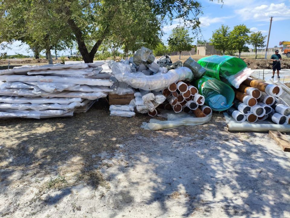 Активно идут работы по обновлению территории возле Новоданиловского СДК при поддержке шеф-региона Ярославской области