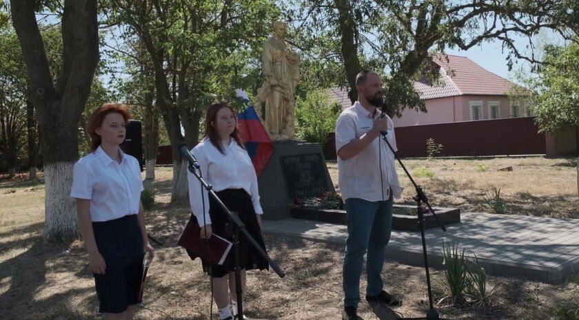 В Новопетровке открыли обновленный мемориал на братской могиле